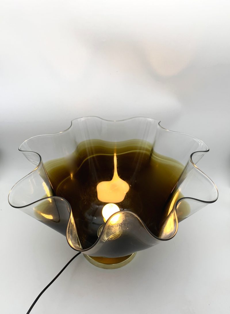 Fiore a fazzoletto in vetro cristallo: ocra scura; h 31 cm, larg. 34 cm, spess. 34 cm.