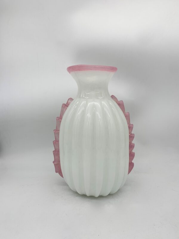Anfora a costoni lattimo con punzunature rosa; h36 cm, larg.25 cm,