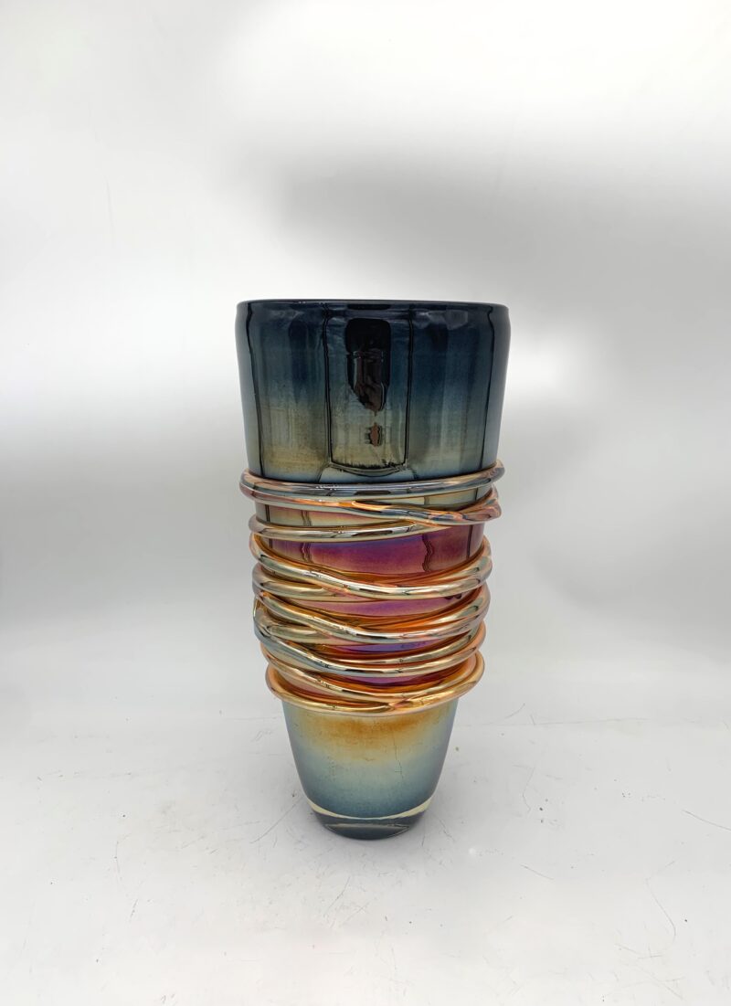 Vaso nero con cannette colorate; h33 cm, larg.16 cm, spess, cm.